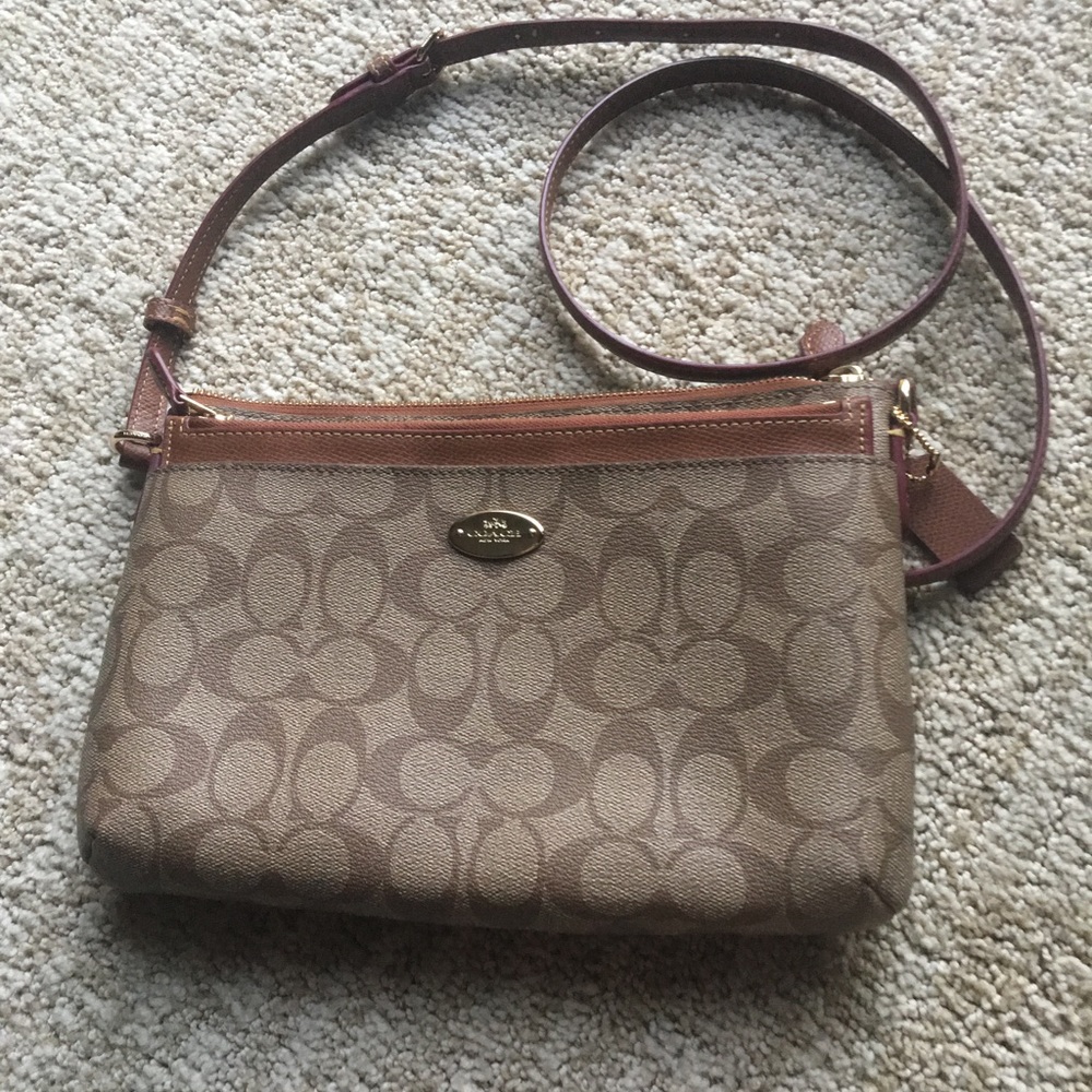 Coach East/west Crossbody w/pop-up pouch